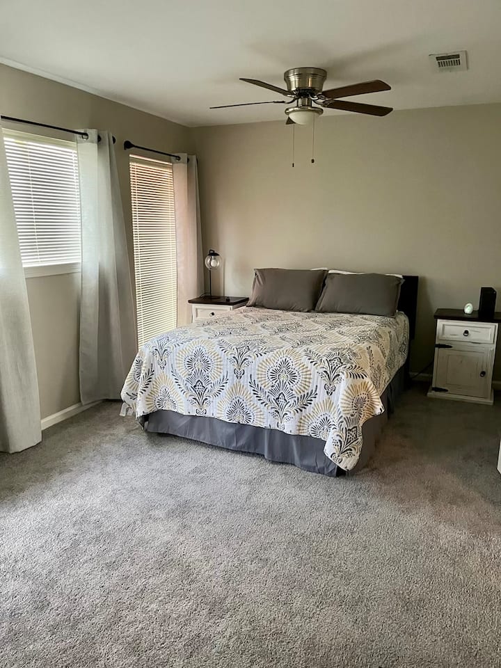 Väčšie z dvoch spální. Kúpeľňa je na chodbe.