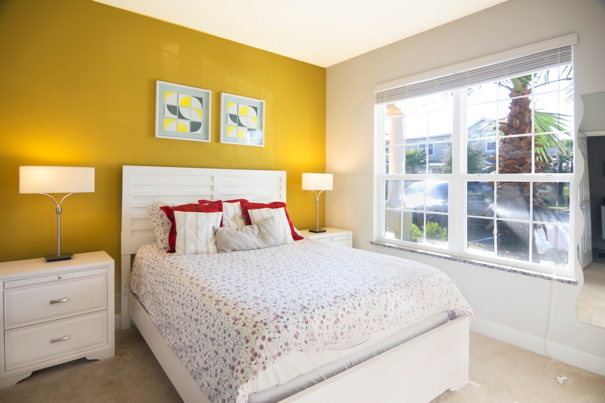 ห้องสวีทพร้อมเตียงขนาดใหญ่การตกแต่งที่สงบและวิวด้านนอก