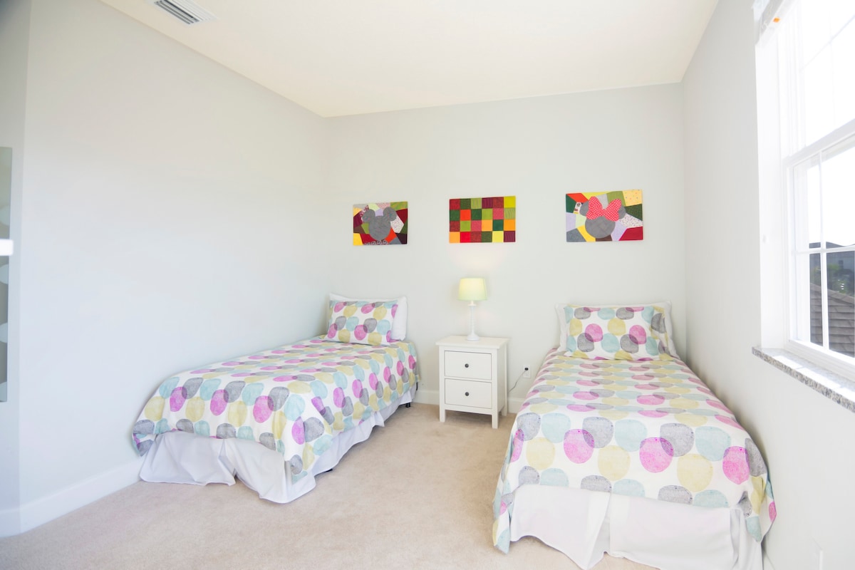 ห้องนอนเด็กสีสันสดใสพร้อมเตียงแฝด