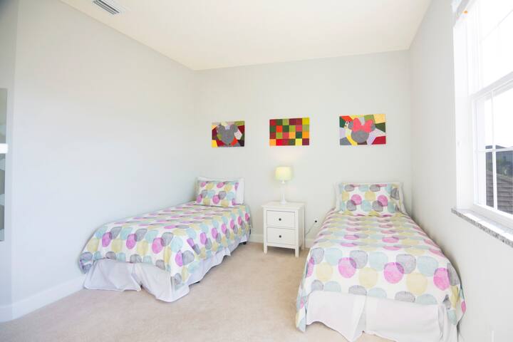 Farebná detská spálňa s oddelenými posteľami.