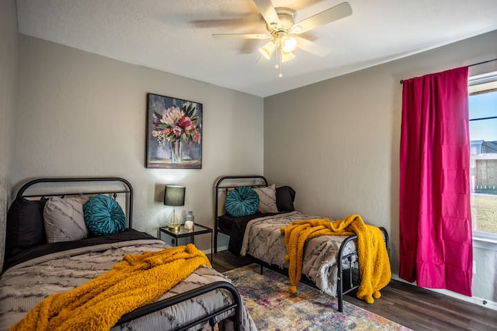 Vierashuone, jossa on kaksi parivuodetta.