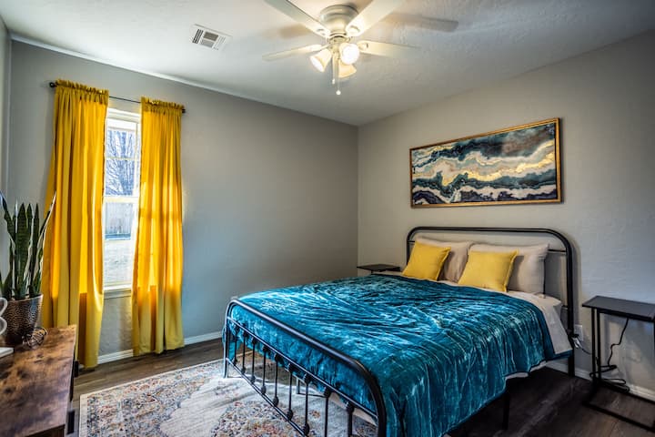 Vierashuone, jossa queen-vuode.