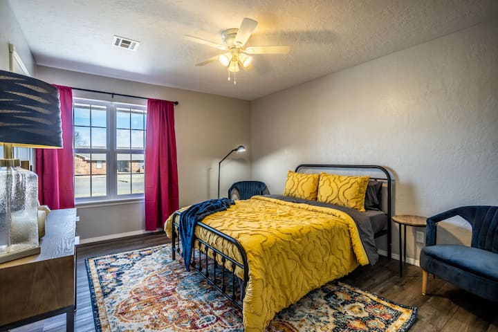 Päämakuuhuone, jossa on queen-size-vuode ja oma kylpyhuone sekä suuri vaatekaappi.