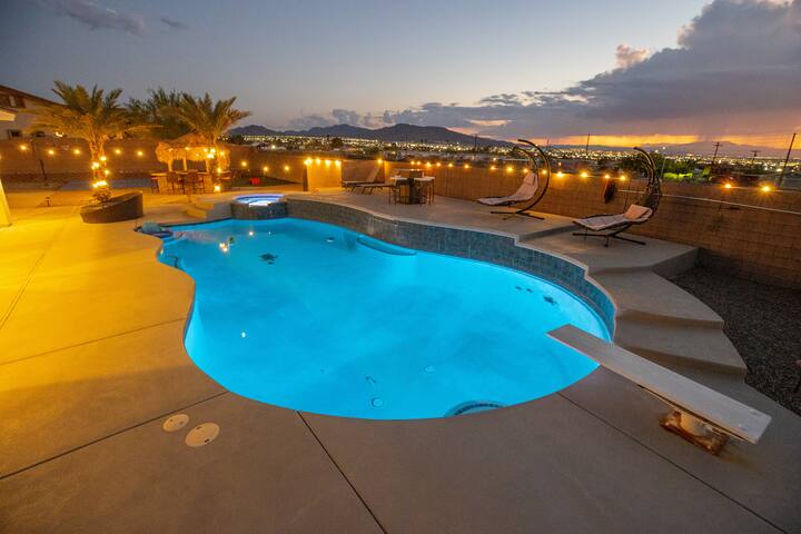 3400 SqFt House 40Ft Heatable Pool/Spa- Strip View gallery image 2
