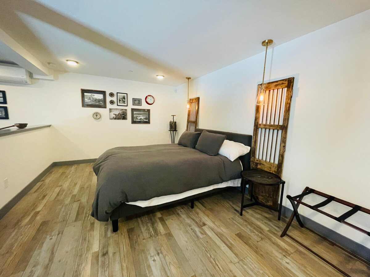 Изключително удобно двойно легло с качествено спално бельо и спално бельо.