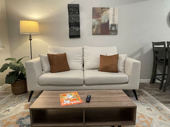 Hubane elutuba. Kas sul on küsimusi? Võta meiega ühendust Simply Suite Livingis!