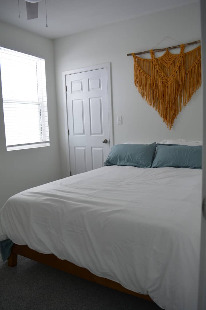 Брачна спална соба на долниот кат со голем плакар и сопствен макраме. 