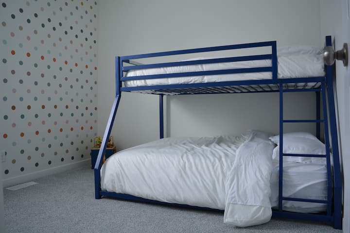 Спална соба на долниот кат. Оваа соба има двокреветна соба над целиот кревет на спрат. 