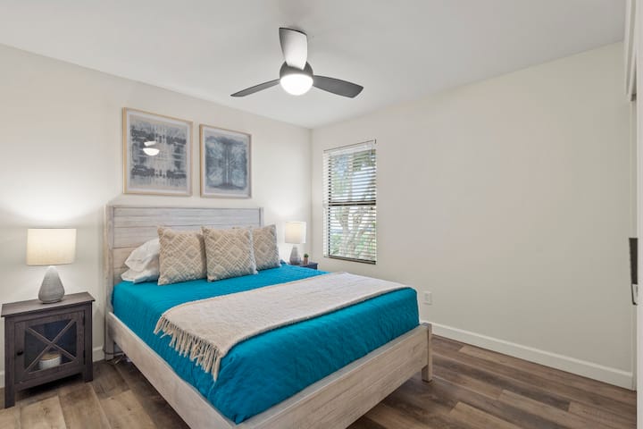 غرفة نوم تضم سرير كوين