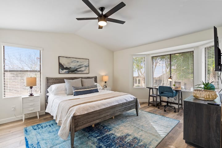 غرفة نوم رئيسية (كينج) مع مساحة عمل مكتبية.