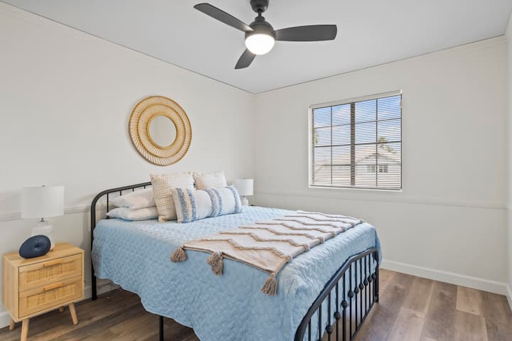 غرفة نوم تضم سرير كوين