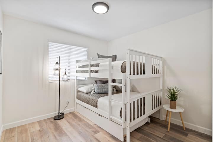 سرير بطابقين كامل مع مسند. مثالية للأطفال!
* تحتوي الأسرّة كاملة الحجم على 200 رطل كحد أقصى، وسرير متحرك يحتوي على 150 رطلاً كحد أقصى.