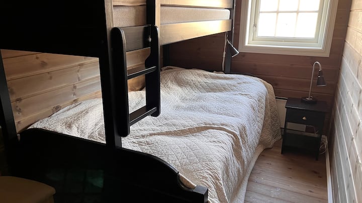 Spálňa 1. easje. Spodná poschodová posteľ je široká 120 cm