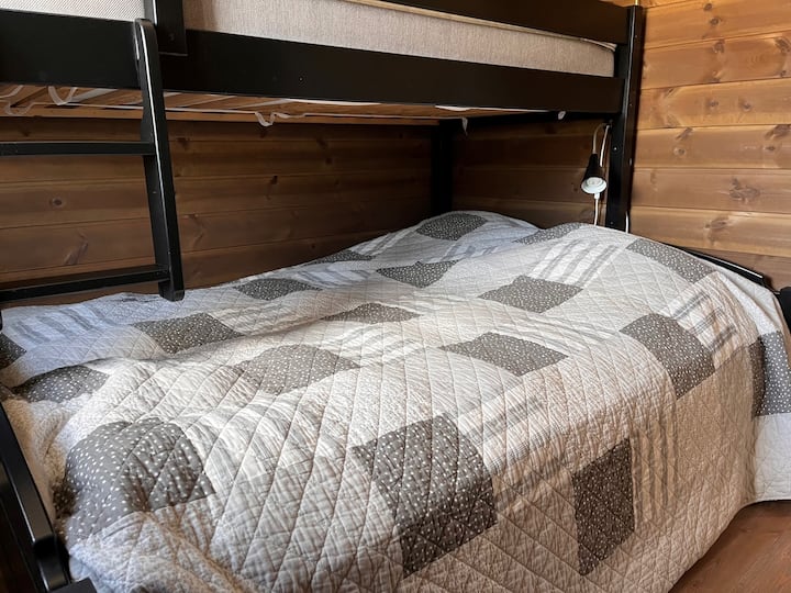 Spálňa  1 na poschodí. Posteľ v dolnej poschodovej posteli je široká 150 cm