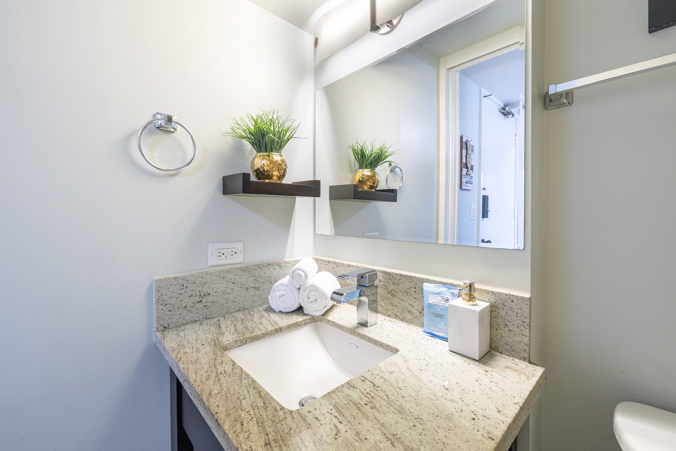 Condo in Honolulu · ★4.65 · 1 bedroom · 2 beds · 1 bath - Image 18