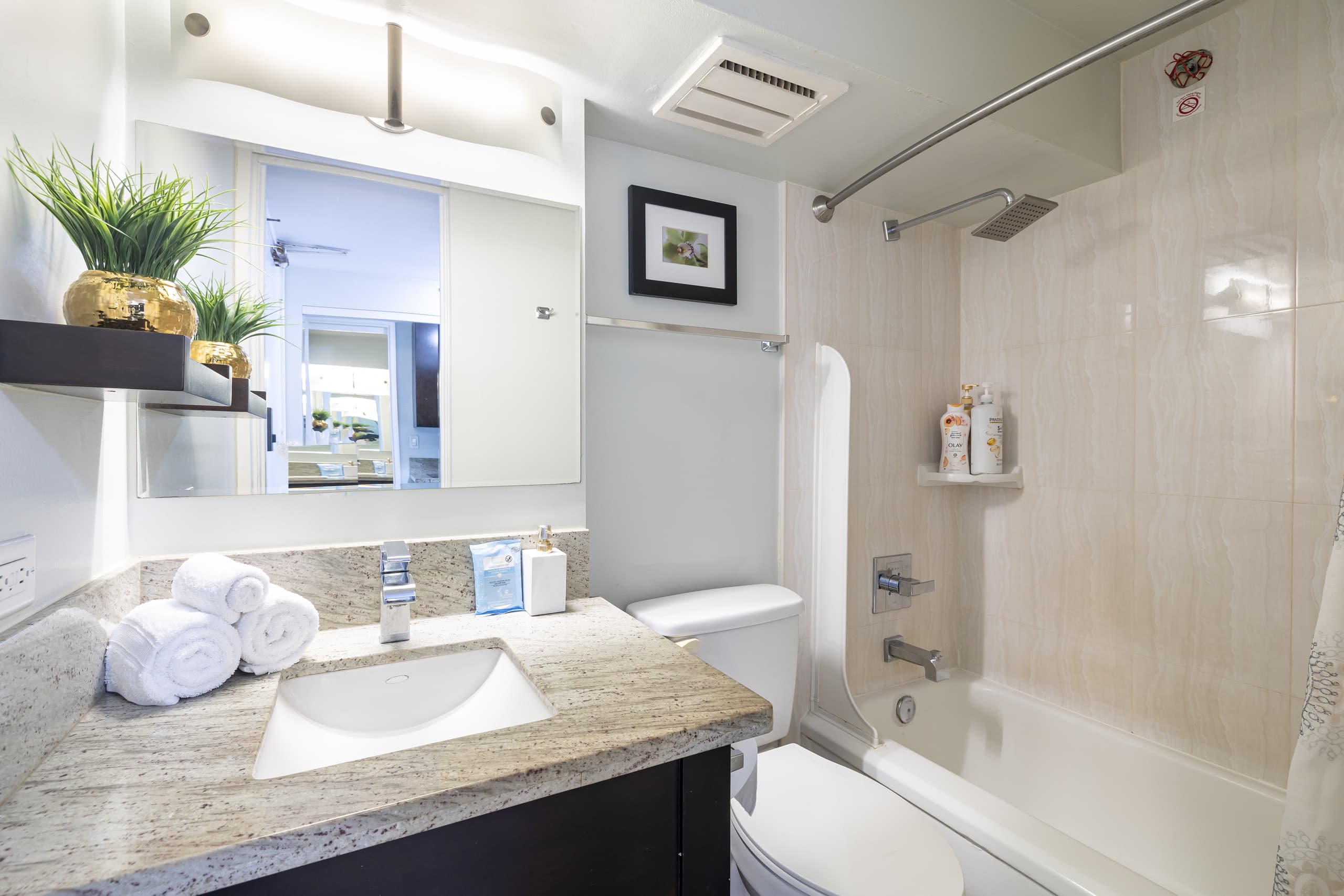 Condo in Honolulu · ★4.65 · 1 bedroom · 2 beds · 1 bath - Image 17