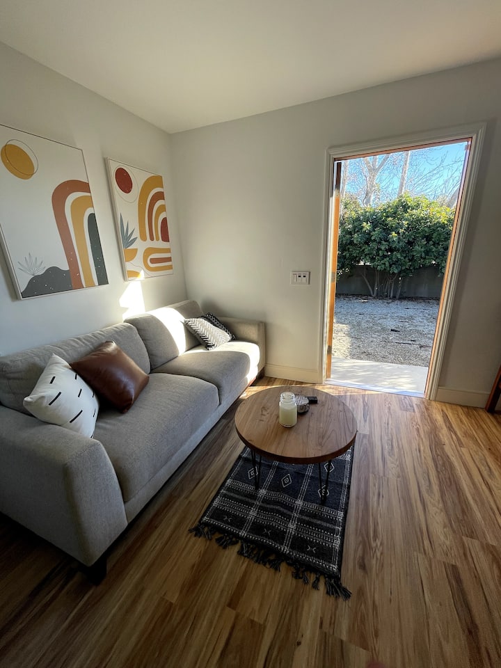 Chic 1-bedroom With Private Yard And Free Parking. - Culver City, CA