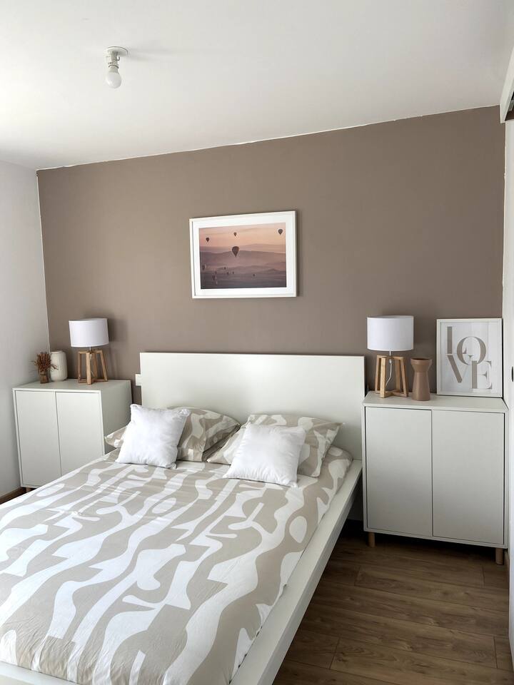 Dhomë gjumi në katin përdhe me banjë