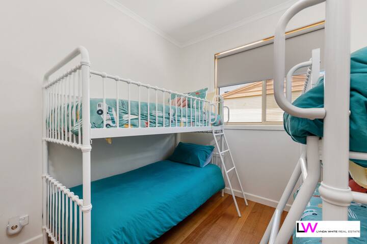 Tercer dormitorio con literas dobles individuales y bata incorporada