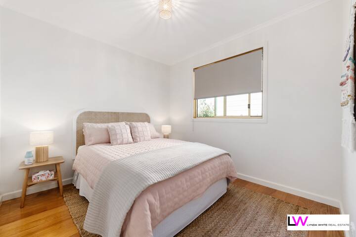Segundo dormitorio con cama tamaño queen y batas empotradas