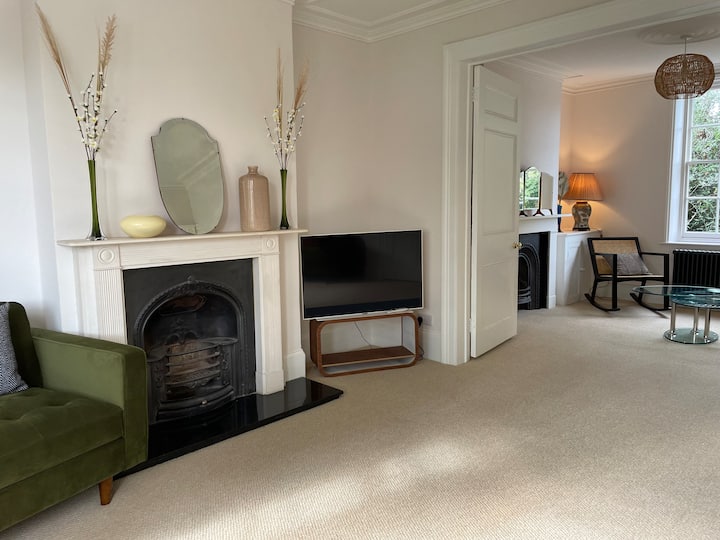 Fabulous 5-bedroom Home With Indoor Fireplace - Broadstairs