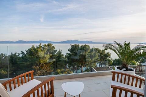 Villa Saga - modern 6r with pool right by the sea