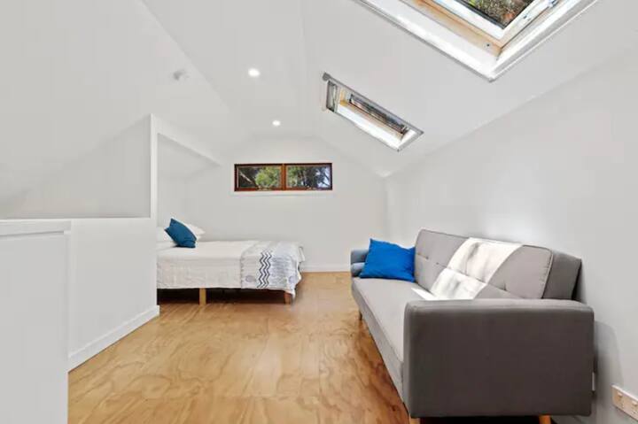 Spavaća soba 3, s bračnim krevetom, nalazi se na gornjem katu smještaja i ima otvorenu prazninu na kat u nastavku. 