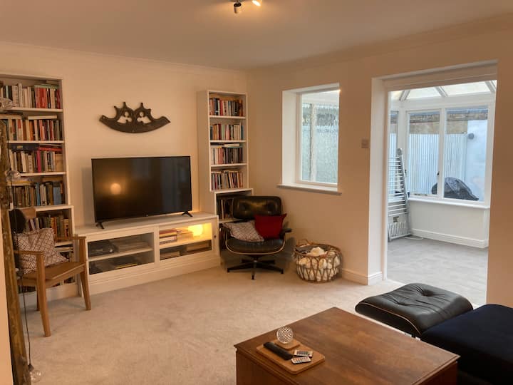 2Bedroom House With Private Parking & Patio Houses for Rent in