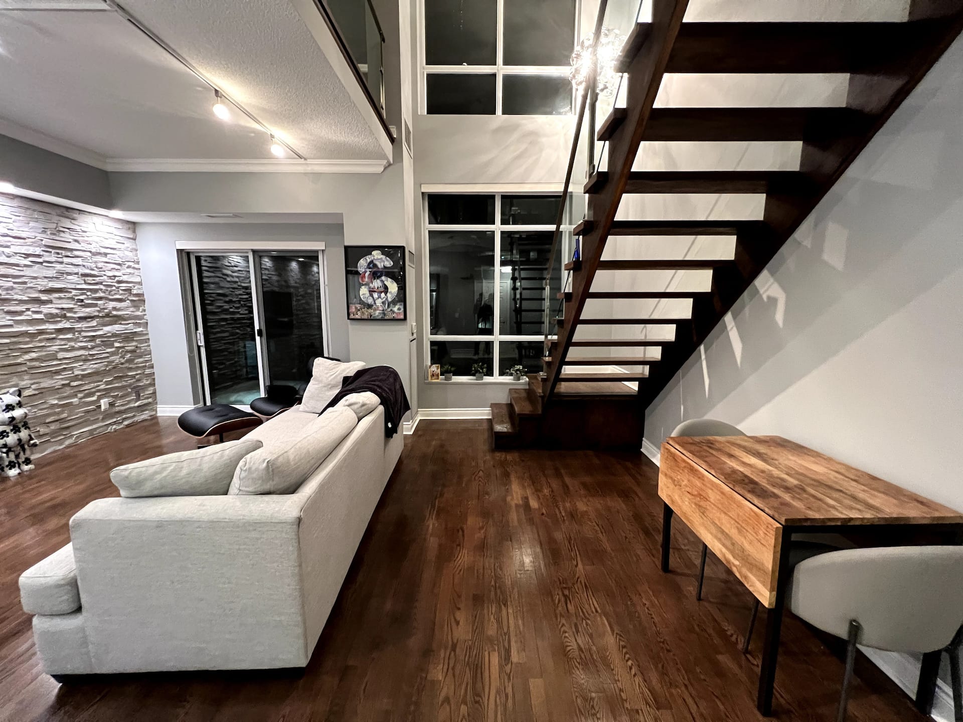 Amazing 2 Storey Loft 3 BED In Central Downtown
