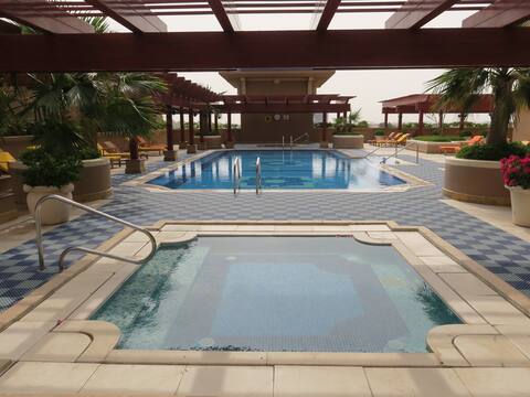 Lovely 1 Bed Served Apartment Pool & Beach Access