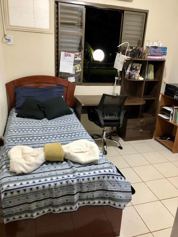 Ფართო, მყუდრო ოთახი სასწავლო გარემოთი!