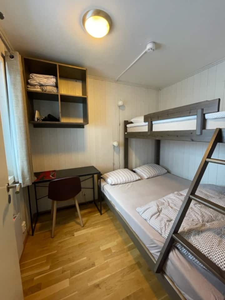 ห้องนอน 2 พร้อมเตียงสองชั้นสำหรับครอบครัว (นอนได้ 3 คน) และพื้นที่ทำงานขนาดเล็ก