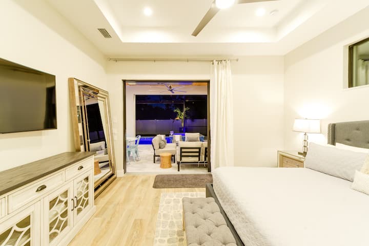 Vista nocturna del dormitorio principal