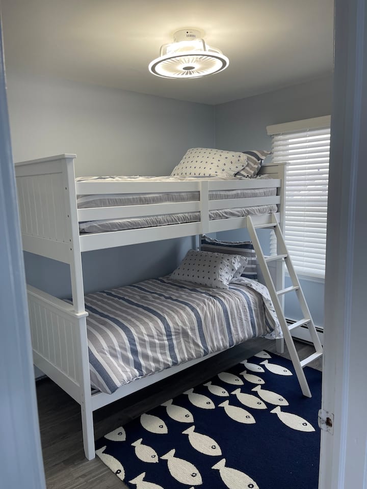 двуетажна спалня на горния етаж