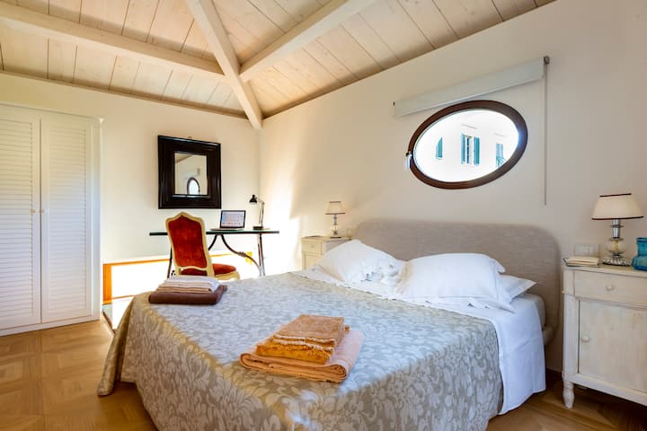 Camera Matrimoniale (piano superiore)

Glavna spavaća soba (gornji kat)