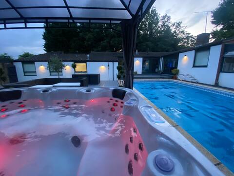 Modern home with a Private Pool, Jacuzzi & BBQ