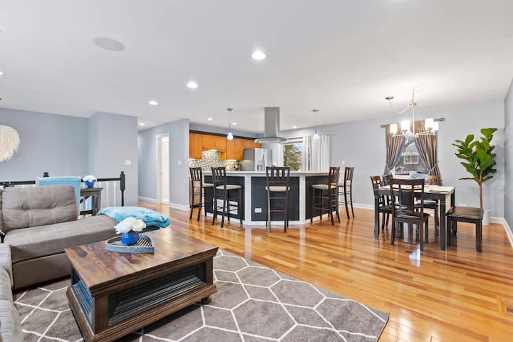 Modern Chicago Getaway - Downers Grove, IL