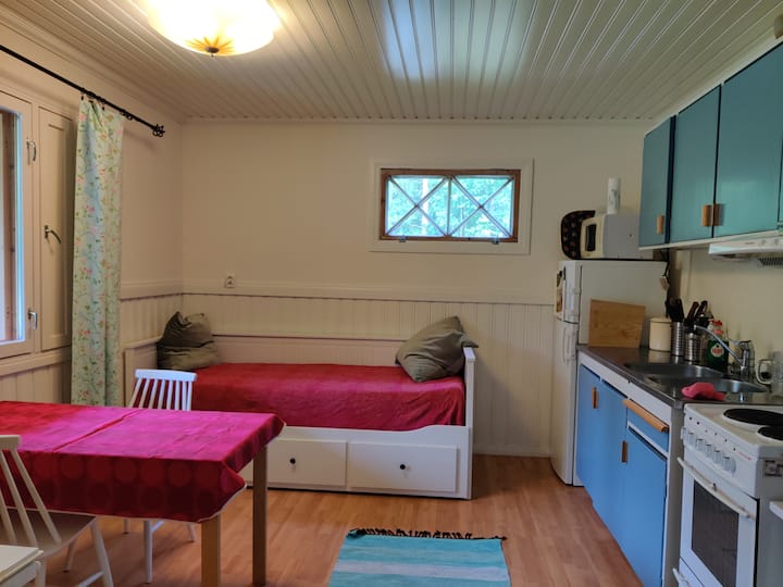 La cocina tiene un sofá cama para relajarse.