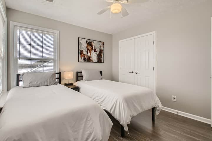 Dhomë miqsh në katin e sipërm me 2 dyshekë me dy shkumë memorie dhe televizor inteligjent Roku 43". 