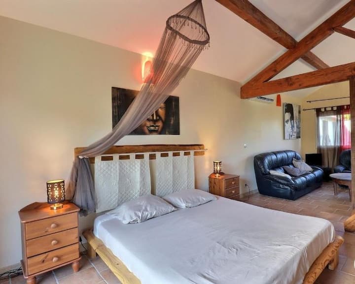 Chumba cha 5 cha kulala katika nyumba ndogo ya shambani inayoangalia mtaro na bwawa - kitanda 1 cha vitanda 160 na 2 vya 90 katika mezzanine