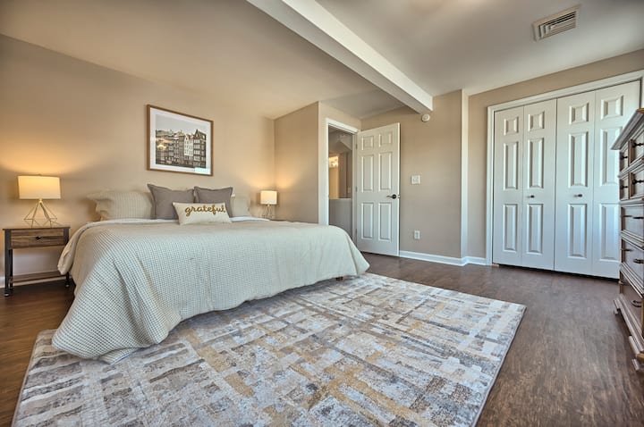 Основна спалня с плоскоекранен смарт телевизор