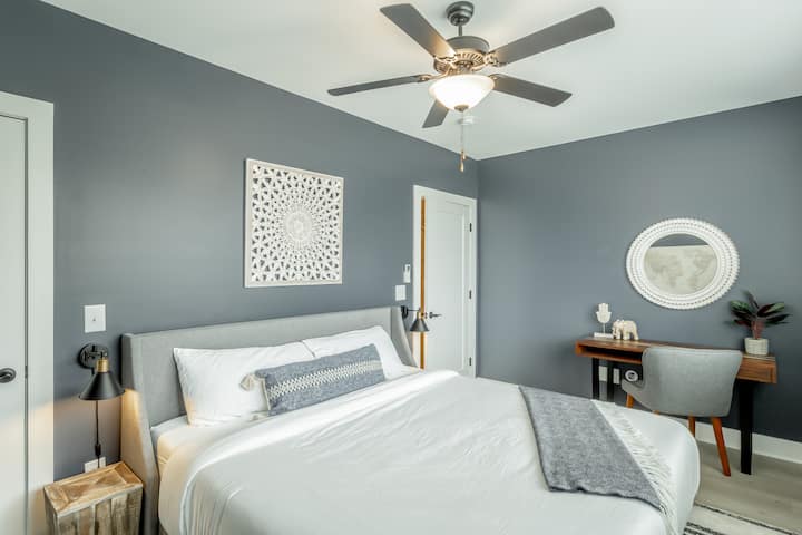 Dormitorio tamaño king en el segundo piso con escritorio y vestidor