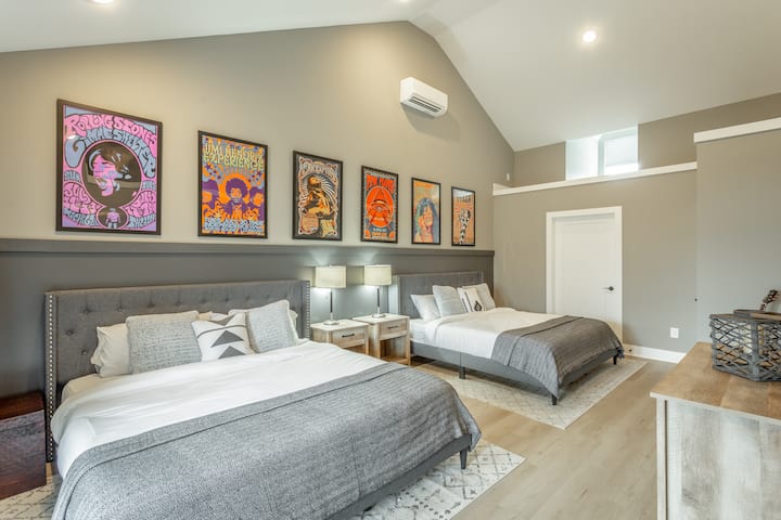 ¡Dormitorio del tercer piso con 2 camas tamaño king, mucho espacio!