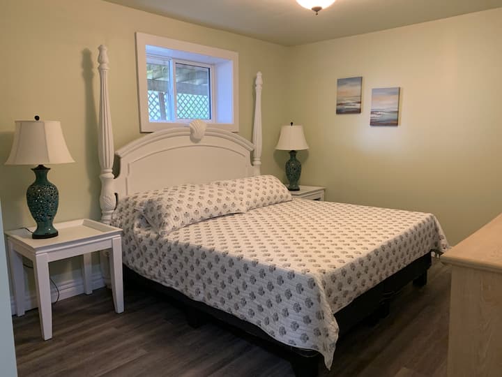 camera da letto al piano inferiore con letto king-size