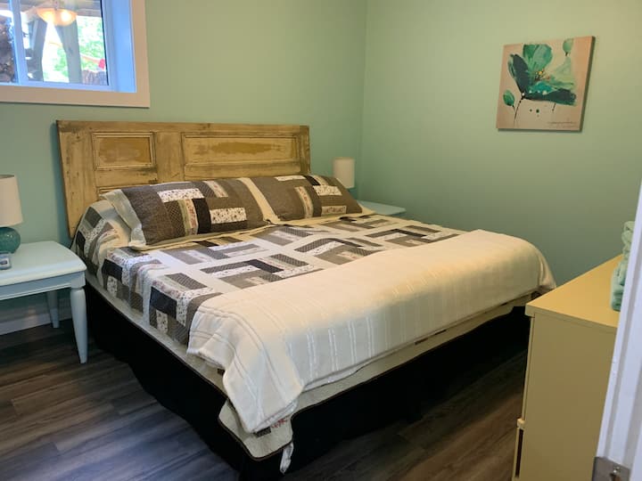 La seconda camera da letto al piano inferiore ha un letto king-size che può essere suddiviso in due letti singoli su richiesta.