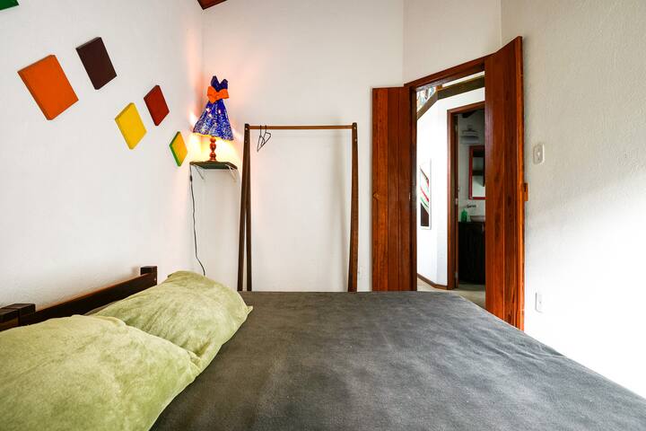 غرفة نوم ثانية بسرير بمقاس كبير يمكن تحويلها إلى سريرين مفردين