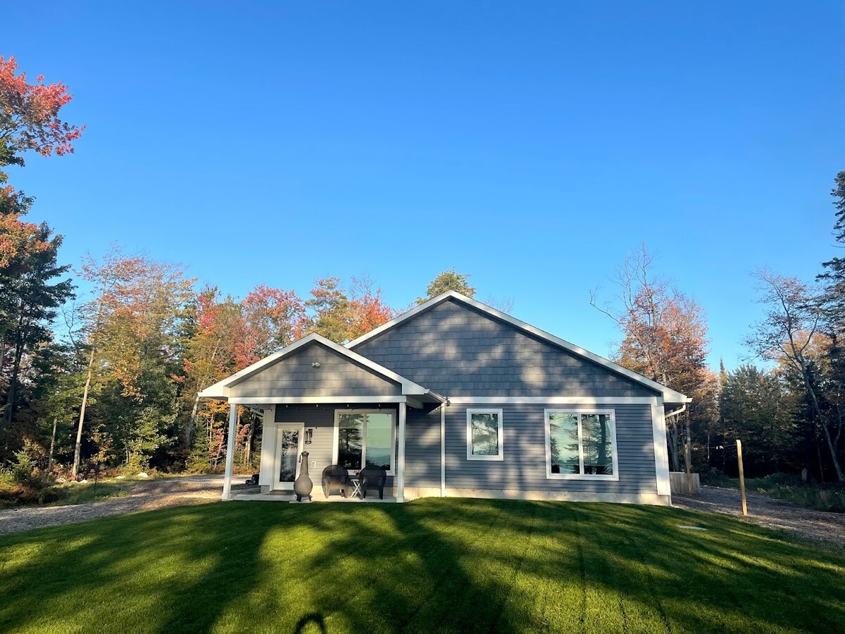 Waterfront Cottage with Lake/Freighter Views Cottages for Rent in