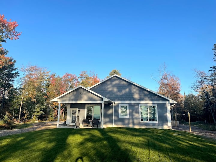 Waterfront Cottage with Lake/Freighter Views