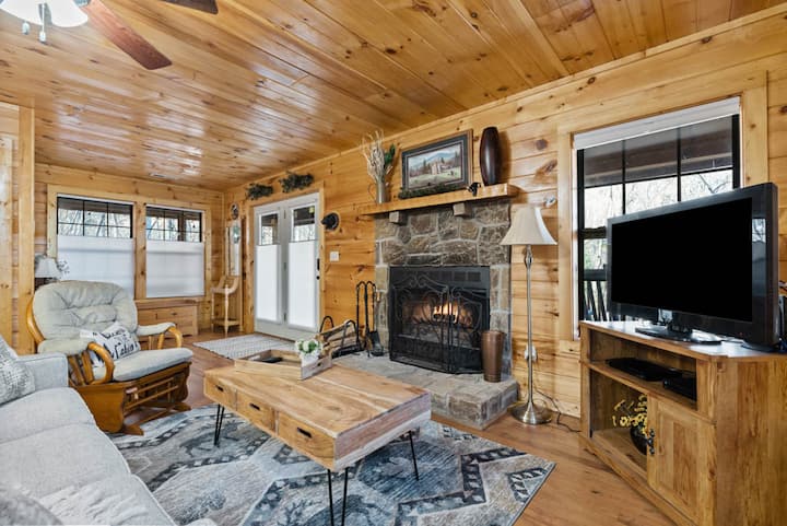 Cozy Mountain Escape With Hot Tub - Gatlinburg, TN