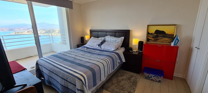 غرفة نوم مع مخرج الشرفة